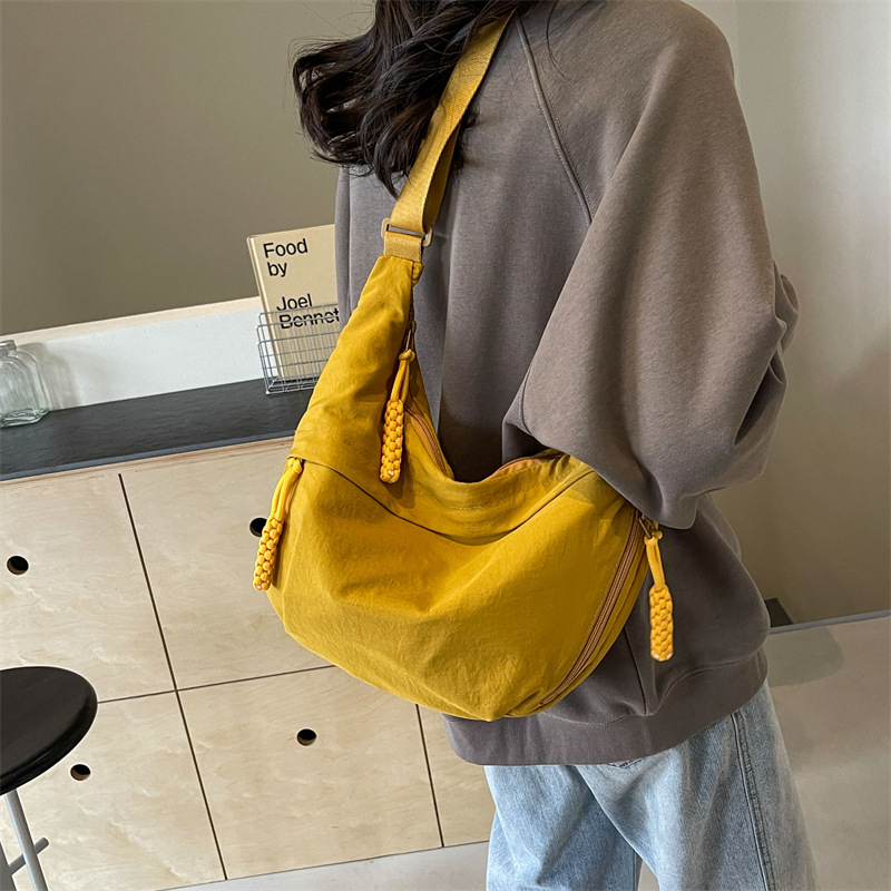 日系简约女士斜挎包大容量纯色百搭饺子包轻便通勤学生上课单肩包